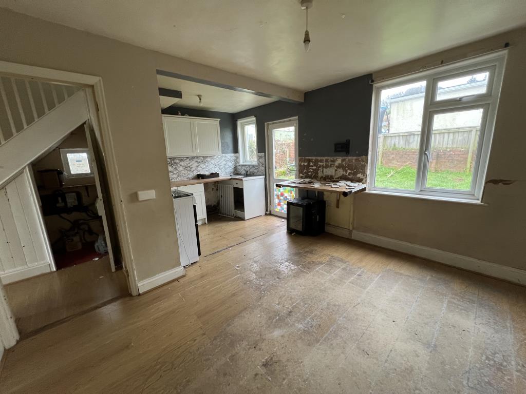 Lot: 59 - SEMI-DETACHED HOUSE FOR REFURBISHMENT - General view of kitchen-dining room of property